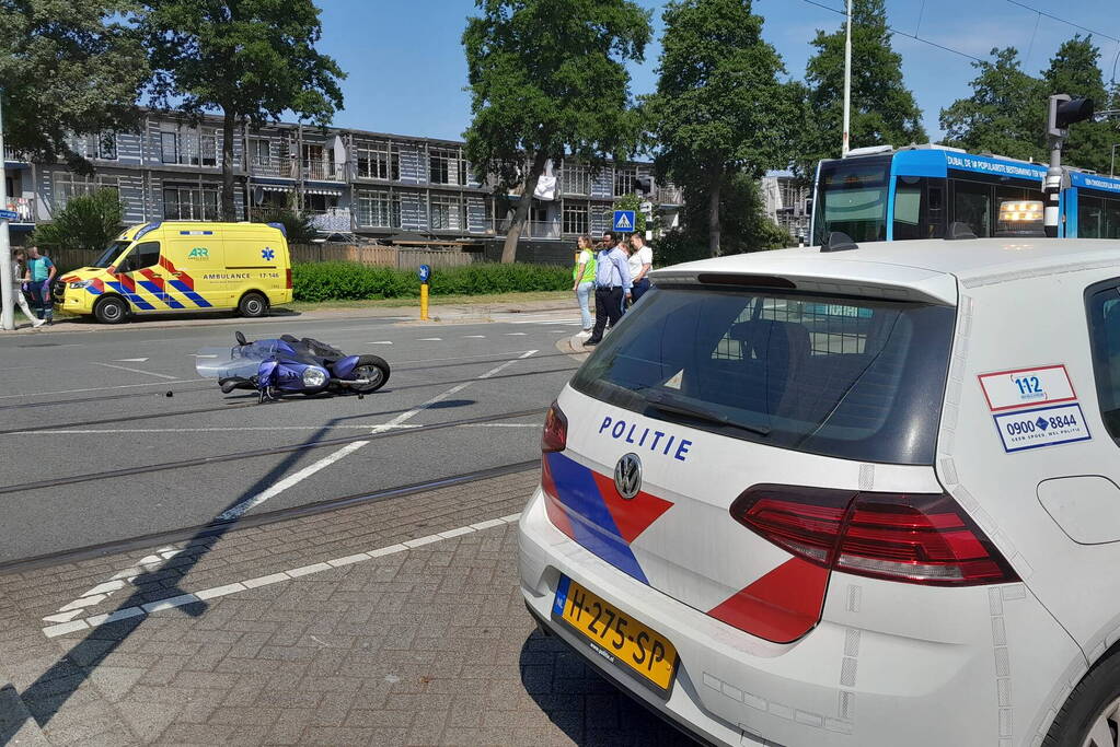 Auto en scooter botsen op elkaar