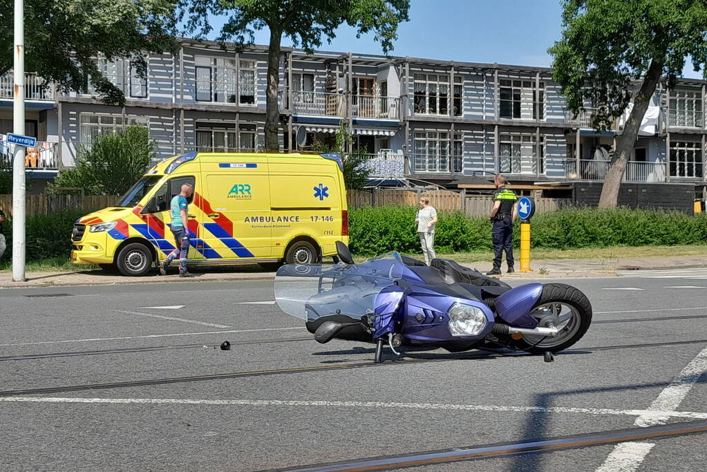 Auto en scooter botsen op elkaar