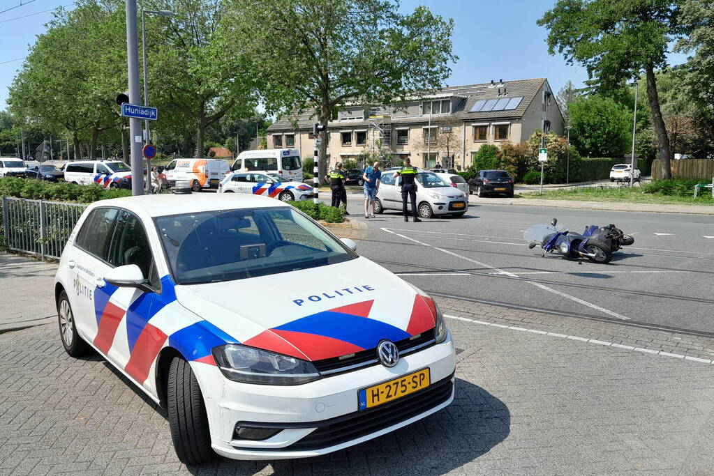 Auto en scooter botsen op elkaar