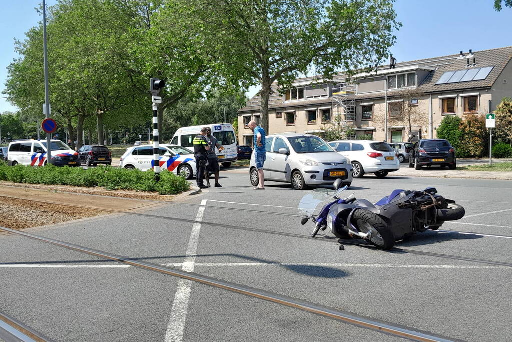 Auto en scooter botsen op elkaar