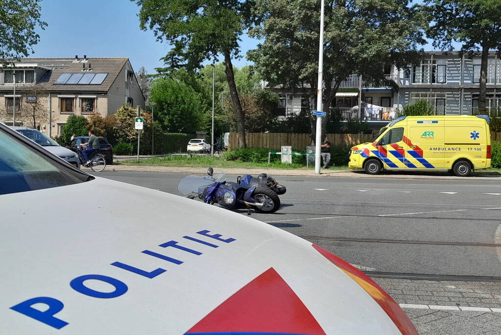 Auto en scooter botsen op elkaar