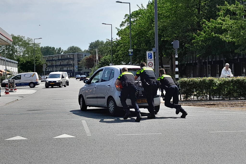 Auto en scooter botsen op elkaar