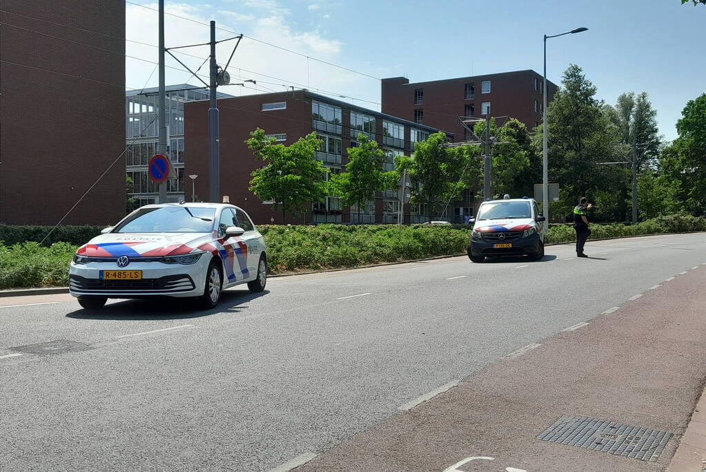 Auto en scooter botsen op elkaar