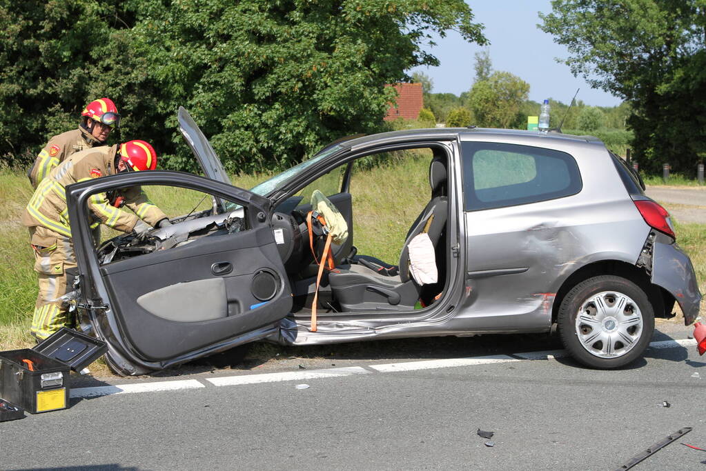Frontale botsing tussen vrachtwagen en personenauto