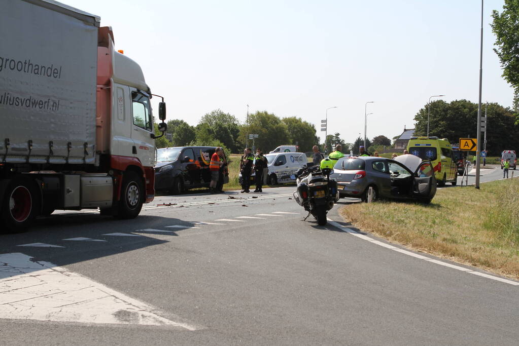 Frontale botsing tussen vrachtwagen en personenauto