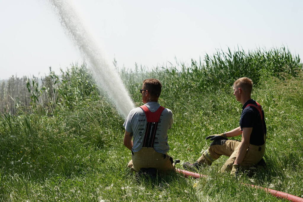 Meters in vlammen opgegaan bij brand in recreatiegebied De Vliegers