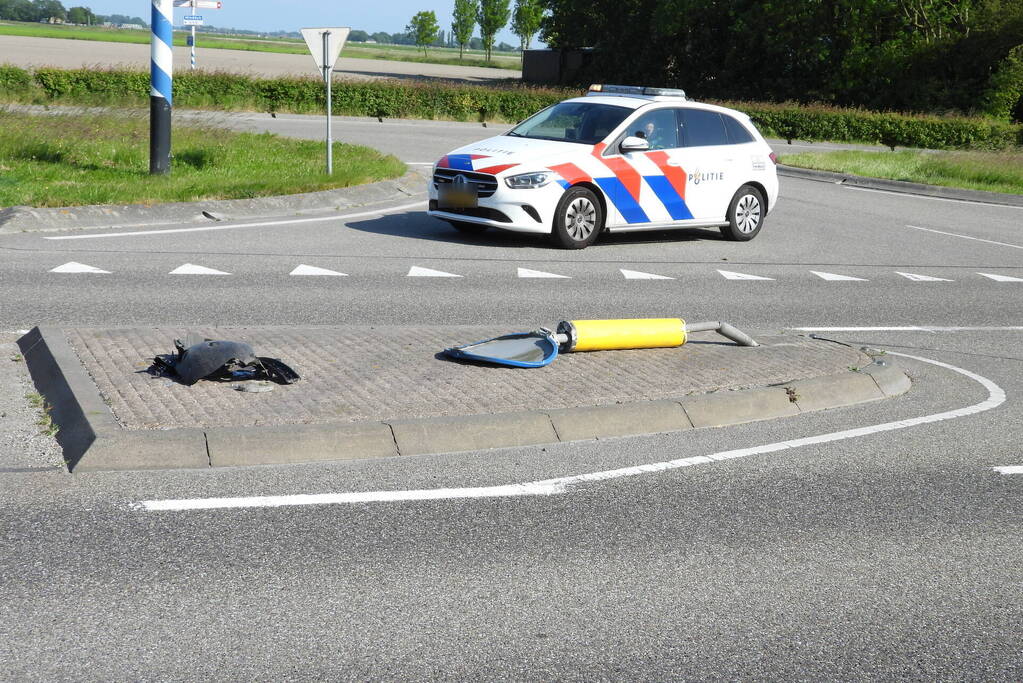 Personenauto raakt paal op wegafscheiding