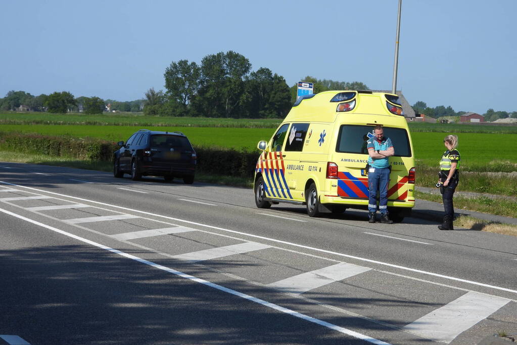 Personenauto raakt paal op wegafscheiding