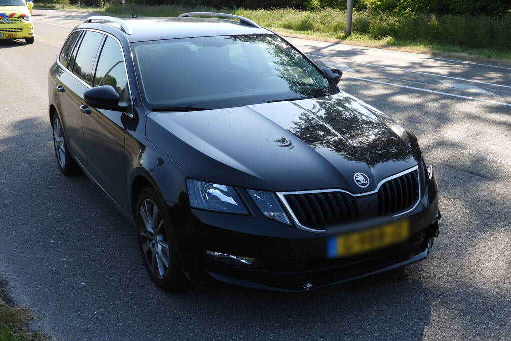 Personenauto raakt paal op wegafscheiding
