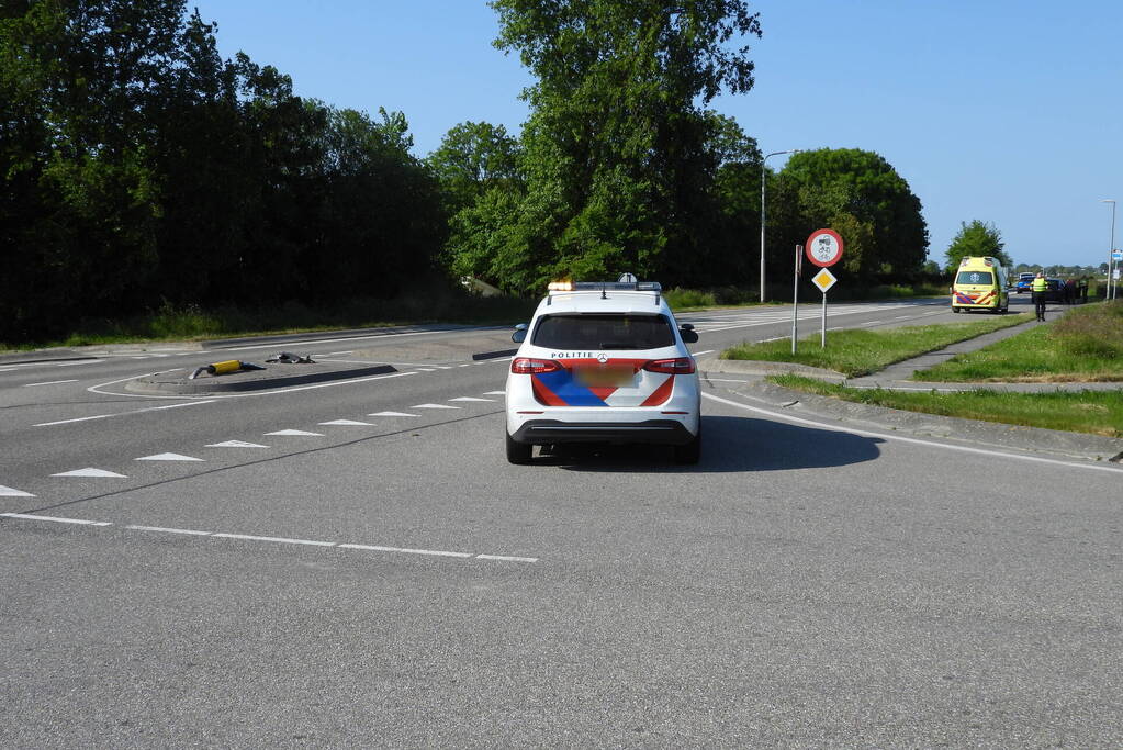 Personenauto raakt paal op wegafscheiding
