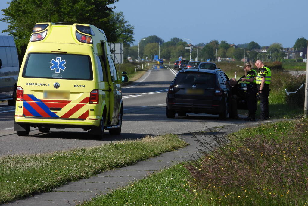 Personenauto raakt paal op wegafscheiding