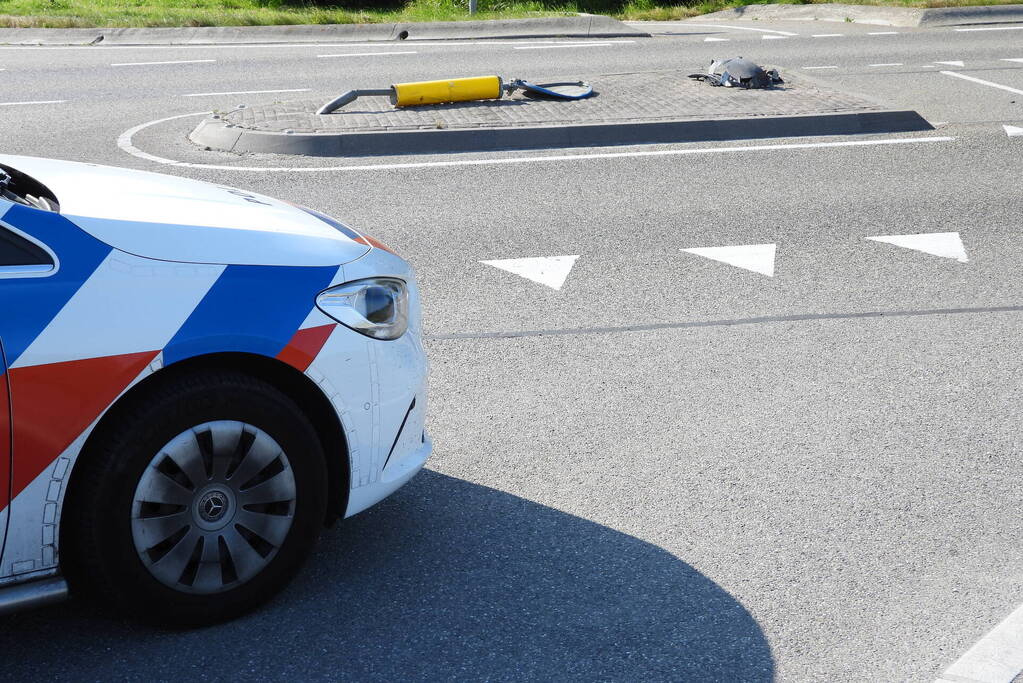 Personenauto raakt paal op wegafscheiding