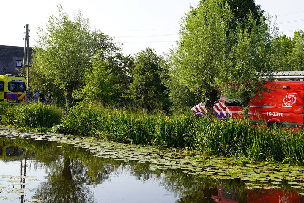 Wielrenner raakt te water
