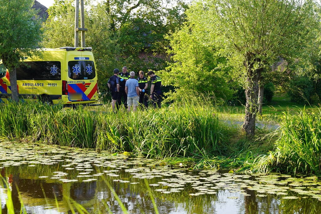 Wielrenner raakt te water