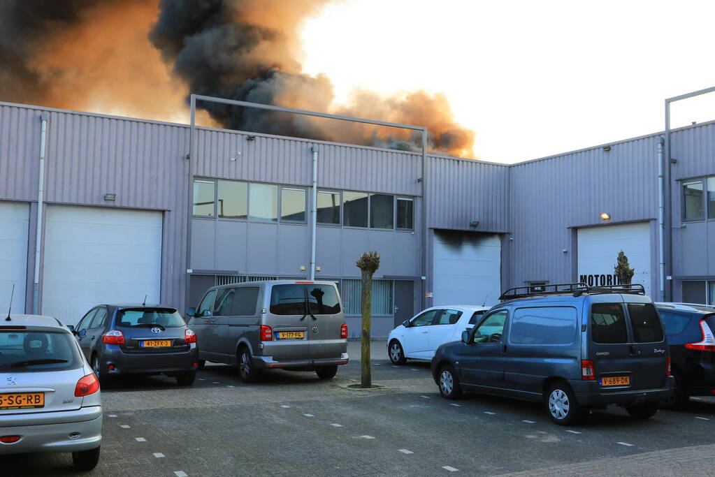 Uitslaande brand in bedrijfsloods