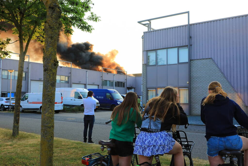 Uitslaande brand in bedrijfsloods