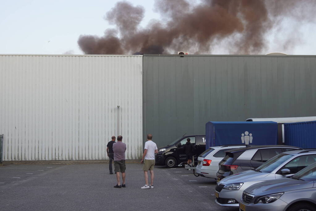 Uitslaande brand in bedrijfsloods