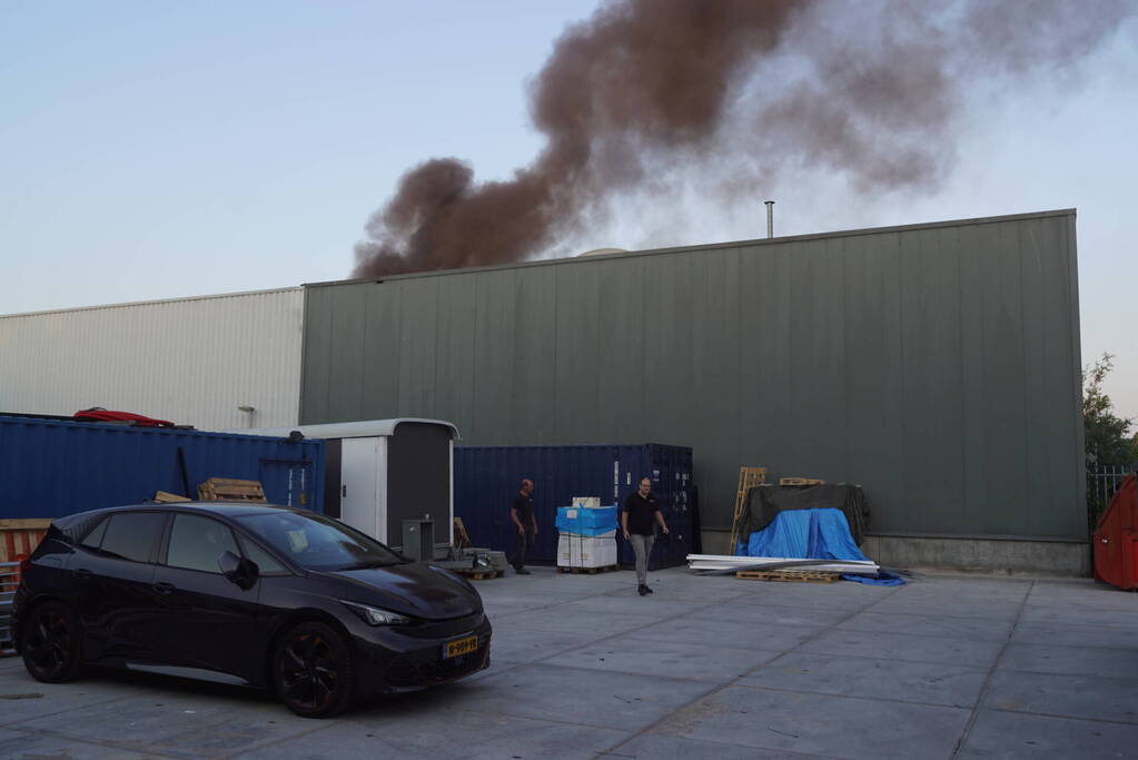Uitslaande brand in bedrijfsloods