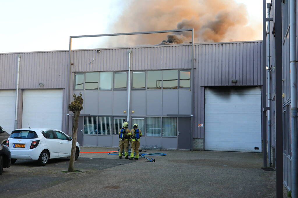 Uitslaande brand in bedrijfsloods