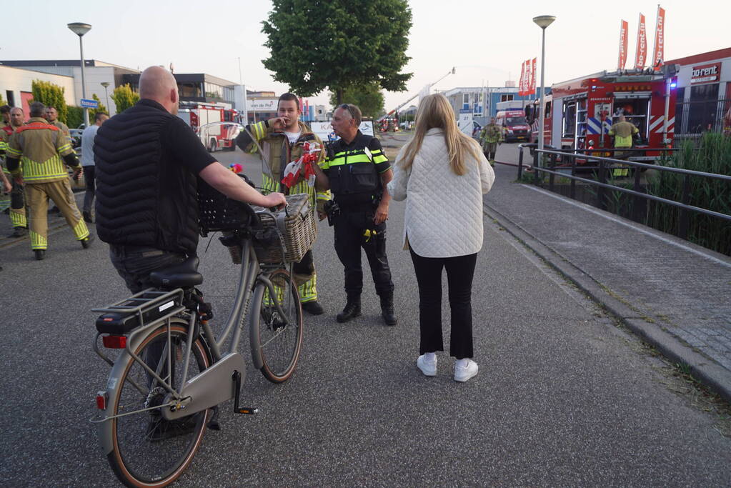 Uitslaande brand in bedrijfsloods
