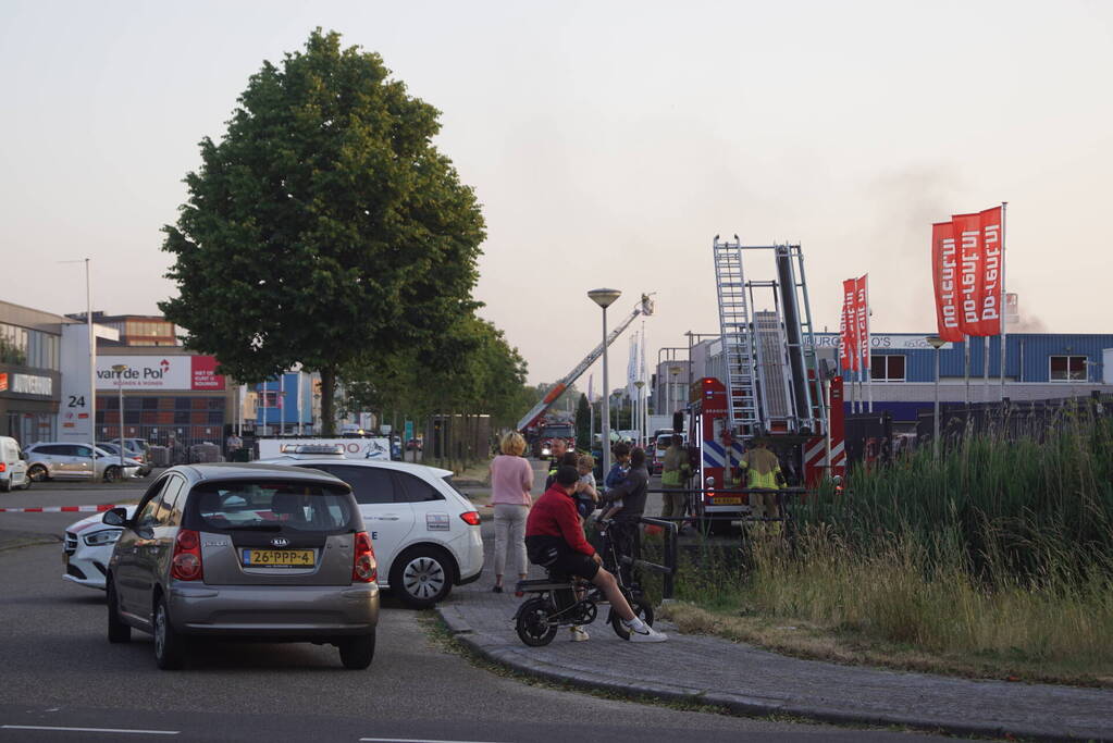 Uitslaande brand in bedrijfsloods