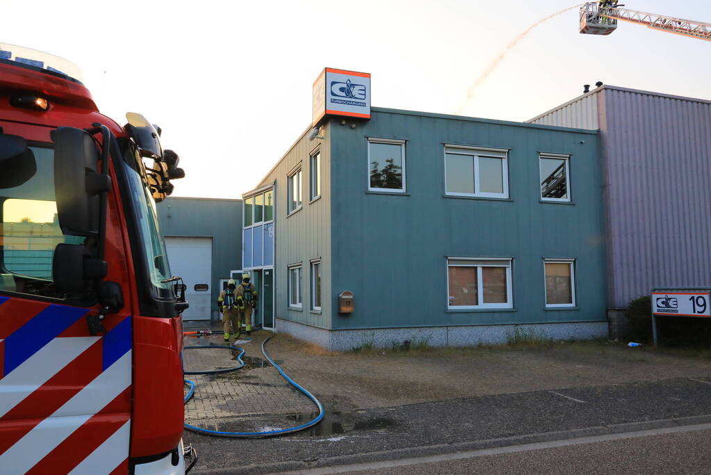Uitslaande brand in bedrijfsloods
