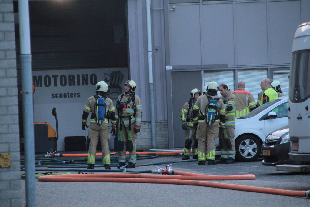 Uitslaande brand in bedrijfsloods