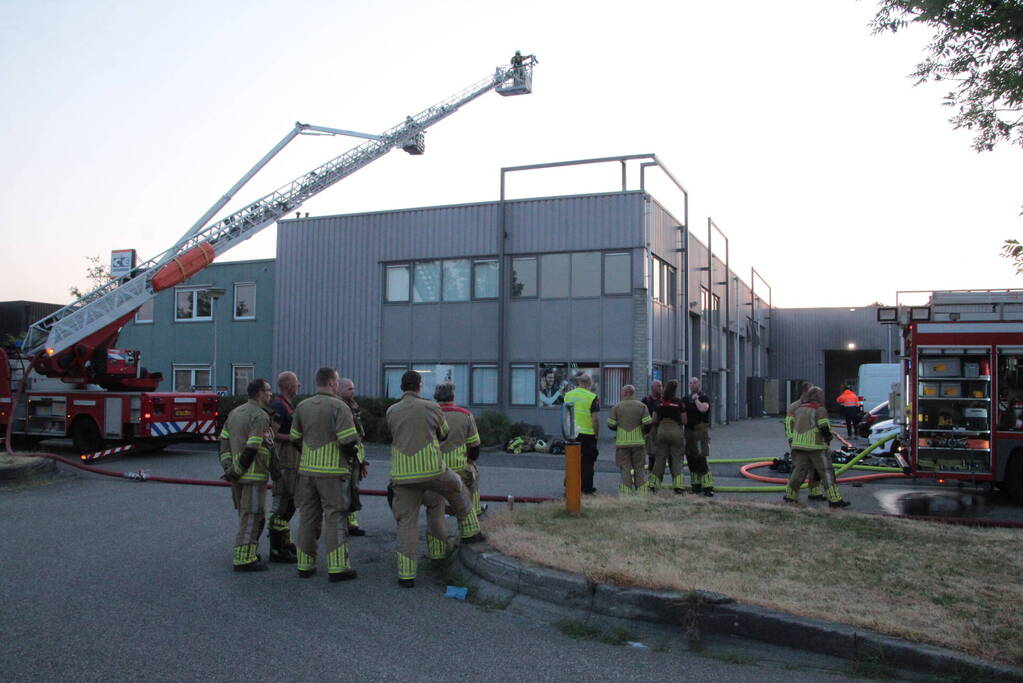 Uitslaande brand in bedrijfsloods