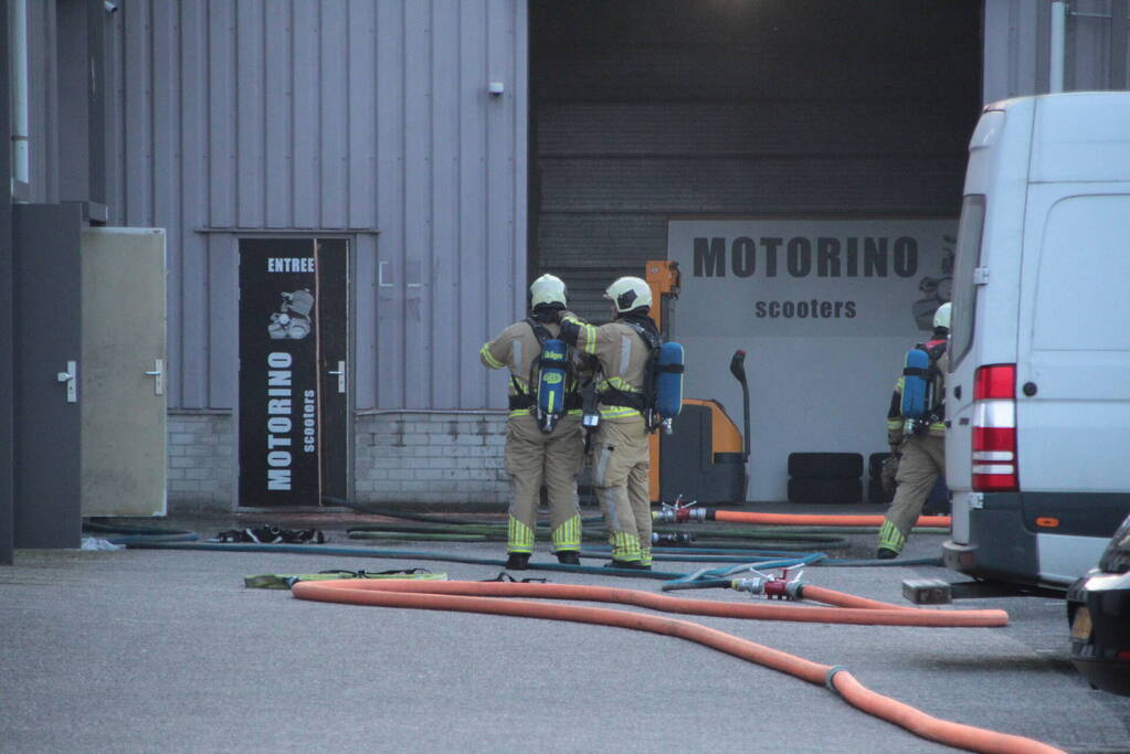 Uitslaande brand in bedrijfsloods