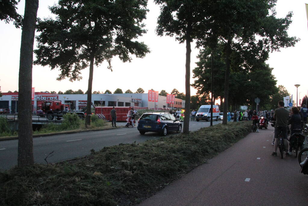 Uitslaande brand in bedrijfsloods