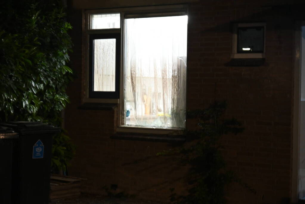 Raam uit woning geblazen bij explosie