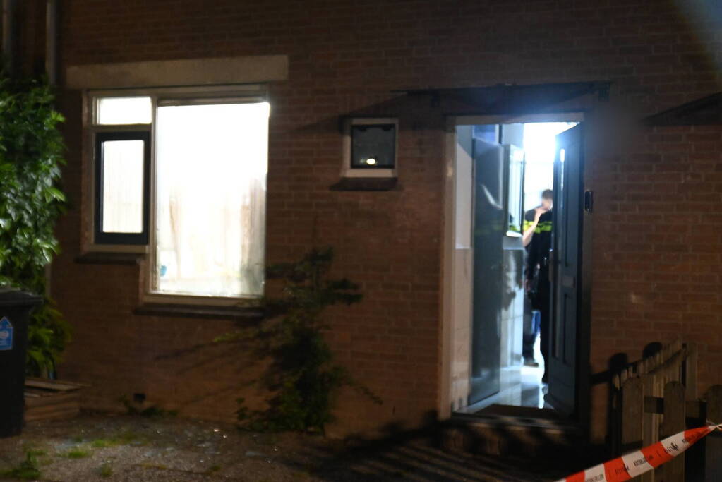Raam uit woning geblazen bij explosie