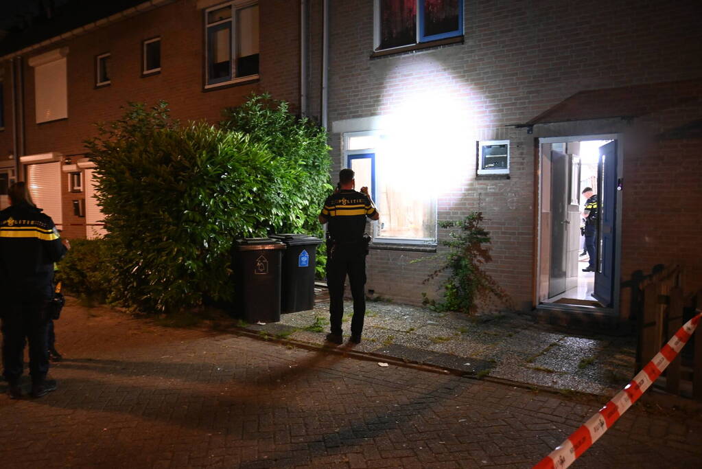 Raam uit woning geblazen bij explosie