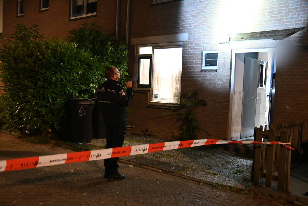 Raam uit woning geblazen bij explosie