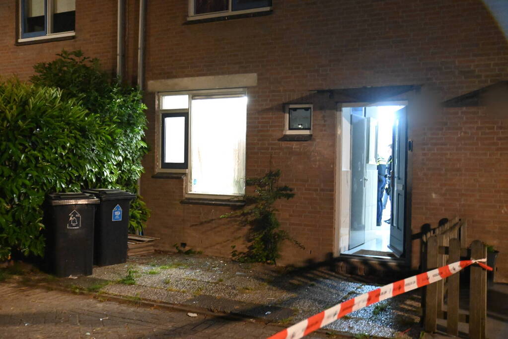 Raam uit woning geblazen bij explosie