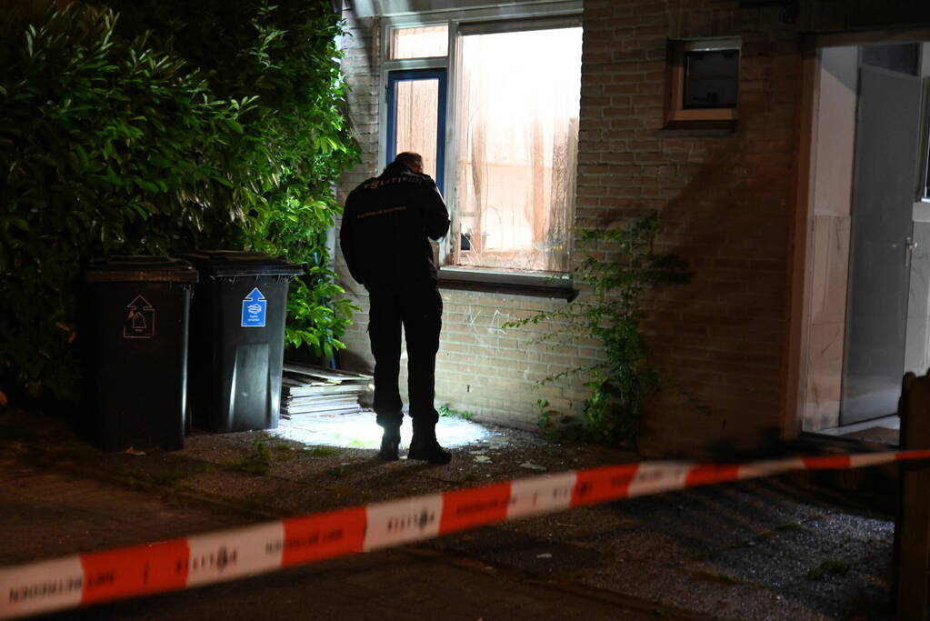 Raam uit woning geblazen bij explosie