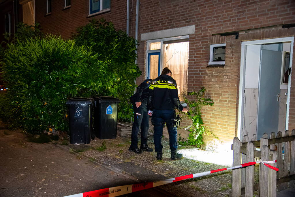 Raam uit woning geblazen bij explosie