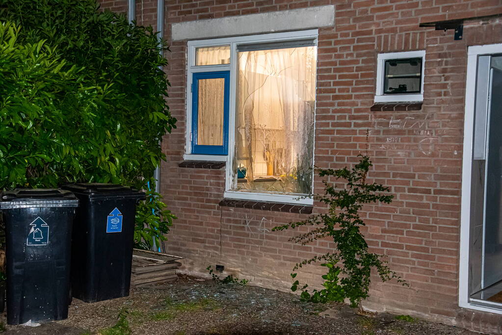 Raam uit woning geblazen bij explosie