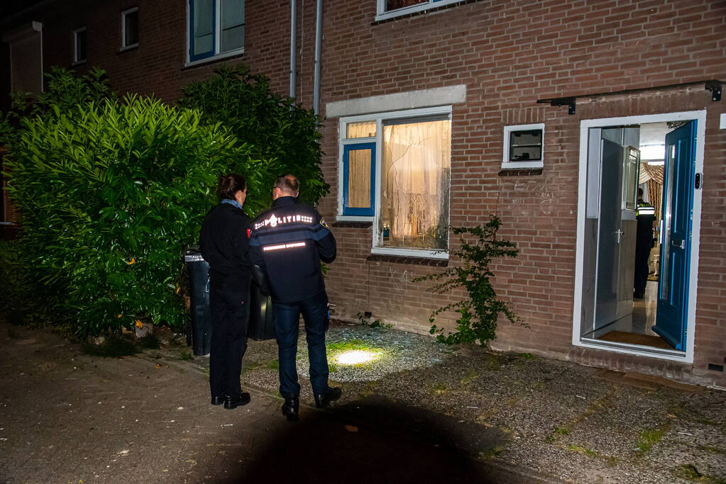 Raam uit woning geblazen bij explosie