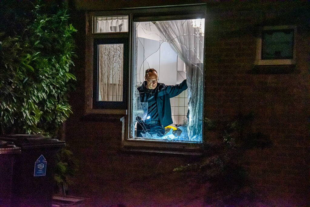 Raam uit woning geblazen bij explosie