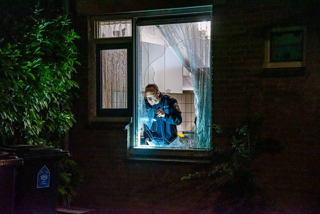 Raam uit woning geblazen bij explosie