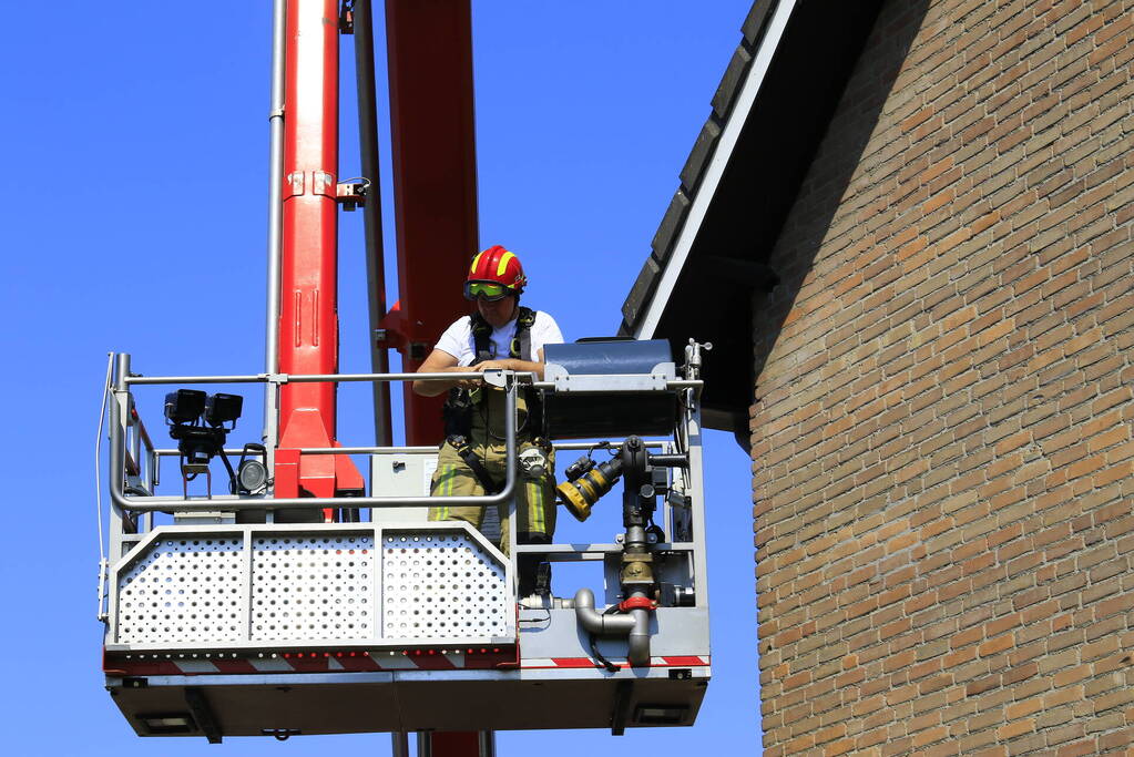 Geldropse brandweer bevrijdt vastzittende vogel onder dak