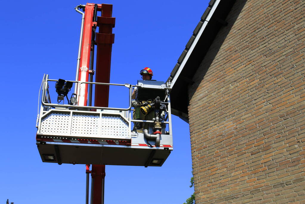 Geldropse brandweer bevrijdt vastzittende vogel onder dak