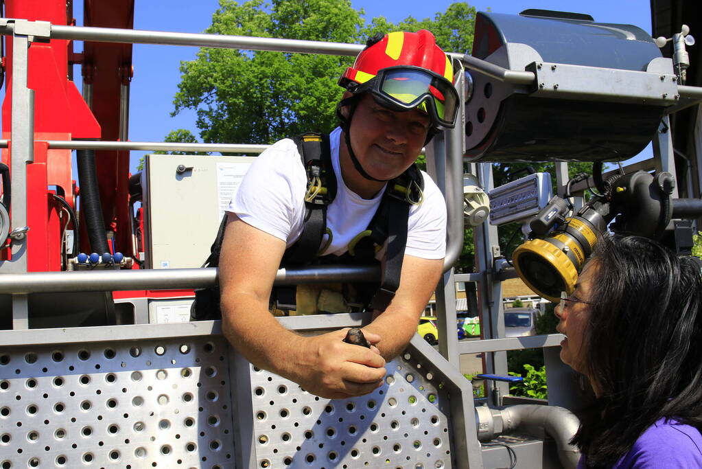 Geldropse brandweer bevrijdt vastzittende vogel onder dak