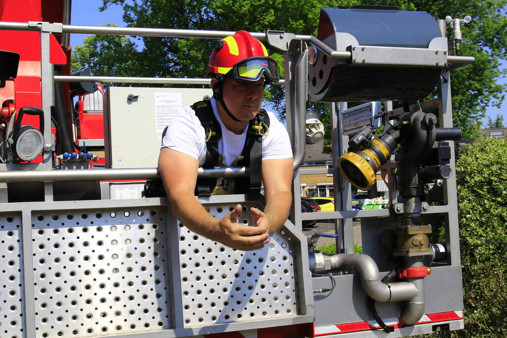 Geldropse brandweer bevrijdt vastzittende vogel onder dak