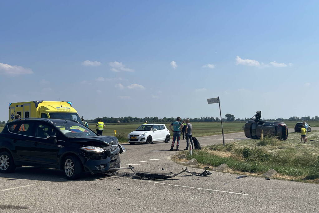 Auto op zijn kant bij botsing