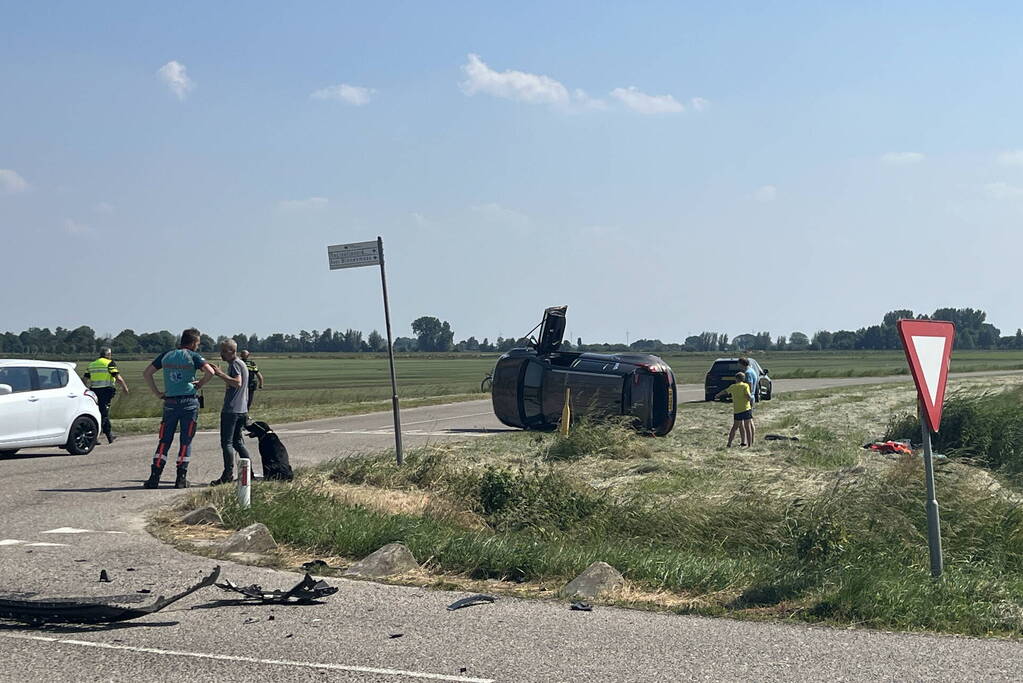 Auto op zijn kant bij botsing