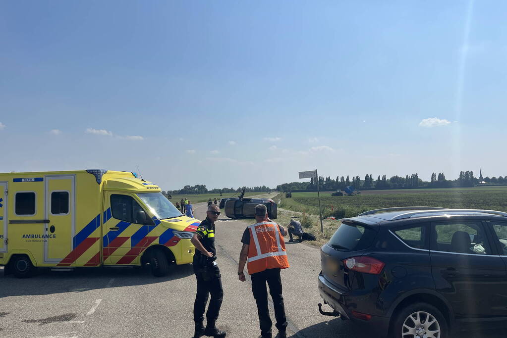 Auto op zijn kant bij botsing