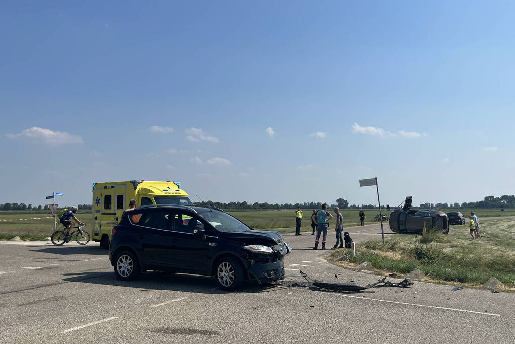 Auto op zijn kant bij botsing