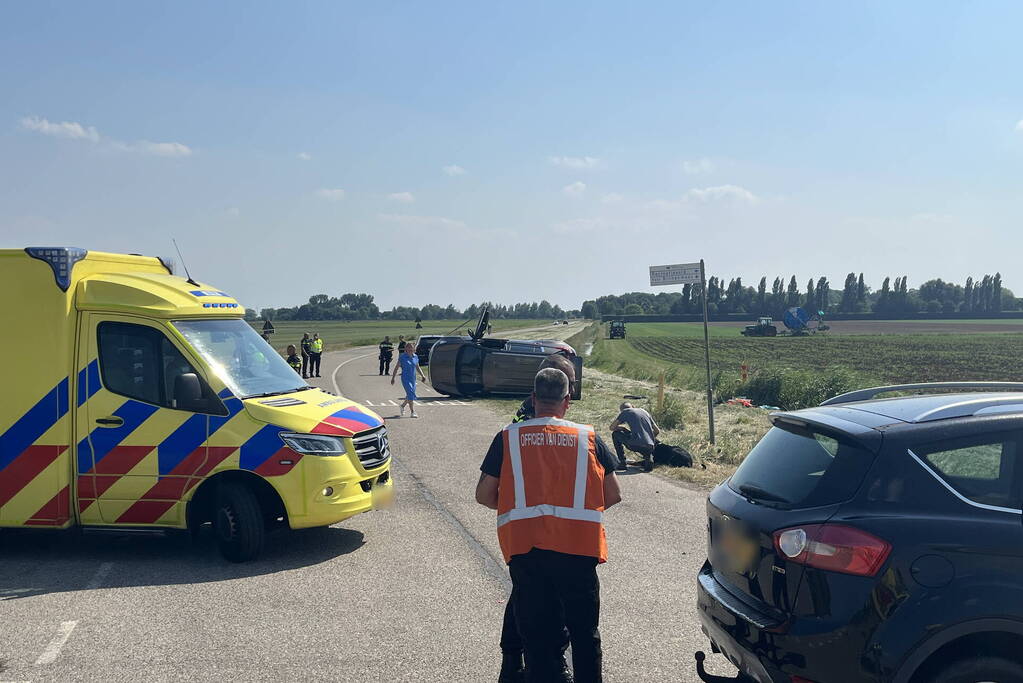 Auto op zijn kant bij botsing